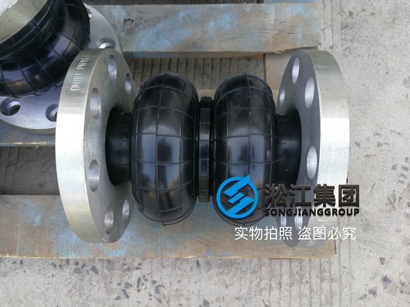 為鋼廠連鑄設(shè)備訂制的橡膠接頭準(zhǔn)備裝機(jī) 為鋼廠連鑄設(shè)備訂制的橡膠接頭準(zhǔn)備裝機(jī)