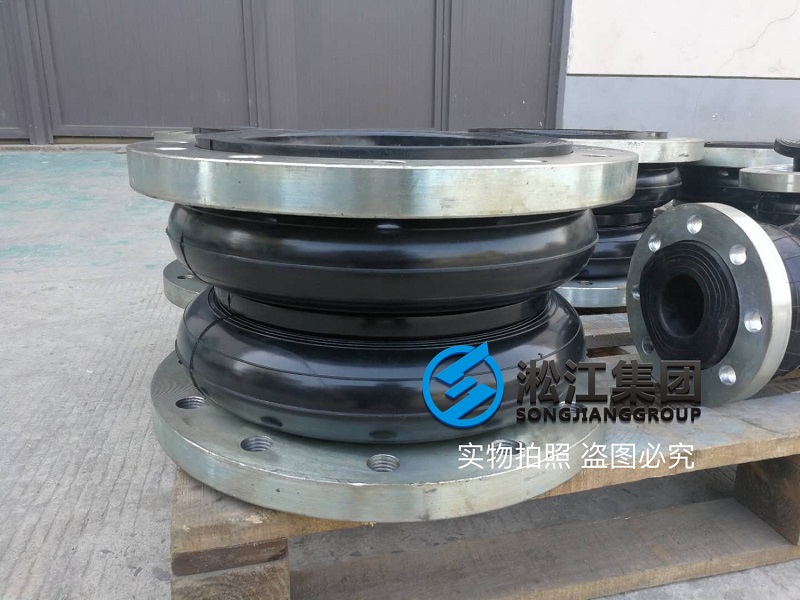 為鋼廠連鑄設(shè)備訂制的橡膠接頭準(zhǔn)備裝機(jī) 為鋼廠連鑄設(shè)備訂制的橡膠接頭準(zhǔn)備裝機(jī)