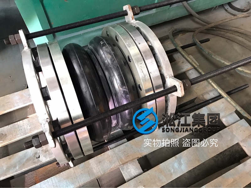 為鋼廠連鑄設(shè)備訂制的橡膠接頭準(zhǔn)備裝機(jī) 為鋼廠連鑄設(shè)備訂制的橡膠接頭準(zhǔn)備裝機(jī)