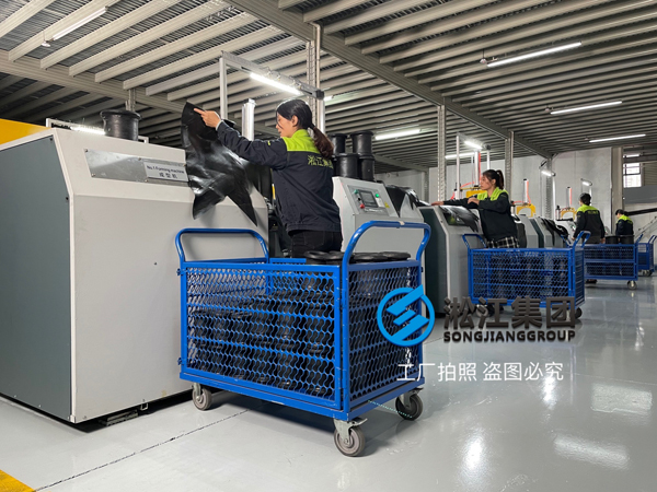 我廠橡膠接頭自動成型機投入量產階段 我廠橡膠接頭自動成型機投入量產階段
